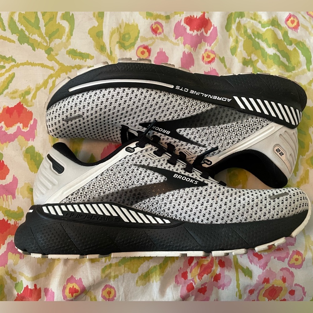 Women’s Brooks Adrenaline GTS 22 sneakers, SZ 7.5. EUC.